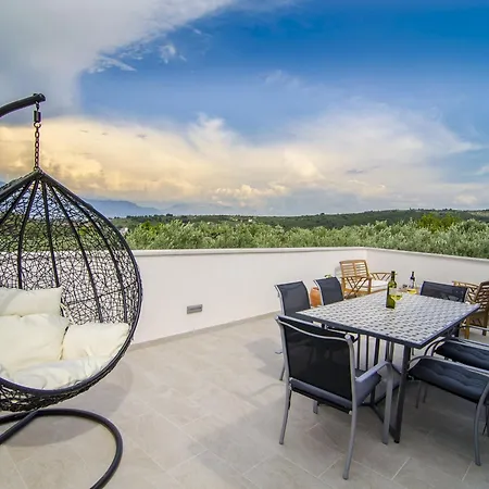 Bliss - With Outdoor Pool And Sea View St *