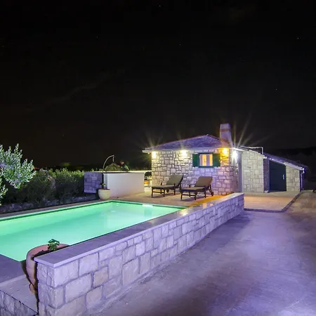 Bliss - With Outdoor Pool And Sea View St *