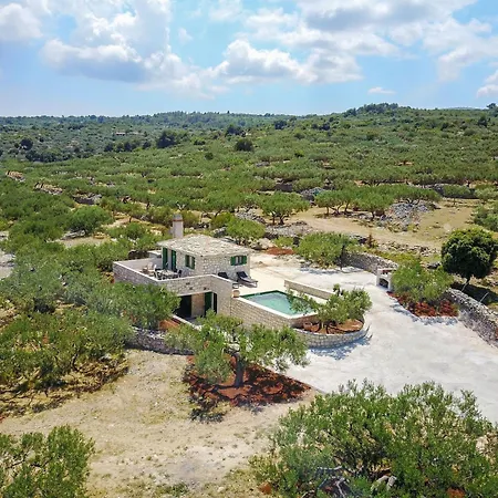 Bliss - With Outdoor Pool And Sea View St
